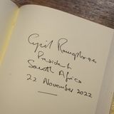 Der Präsident Cyril Ramaphosa aus Südafrika trug sich im Gästebuch der Westminster Abbey nach seinem Besuch am 22. November 2022 in London ein. Dies ist der erste Staatsbesuch im Vereinigten Königreich unter der Regentschaft König Charles III. und der erste Staatsbesuch eines südafrikanischen Präsidenten seit 2010.