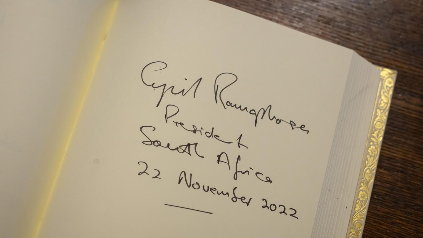 Der Präsident Cyril Ramaphosa aus Südafrika trug sich im Gästebuch der Westminster Abbey nach seinem Besuch am 22. November 2022 in London ein. Dies ist der erste Staatsbesuch im Vereinigten Königreich unter der Regentschaft König Charles III. und der erste Staatsbesuch eines südafrikanischen Präsidenten seit 2010.