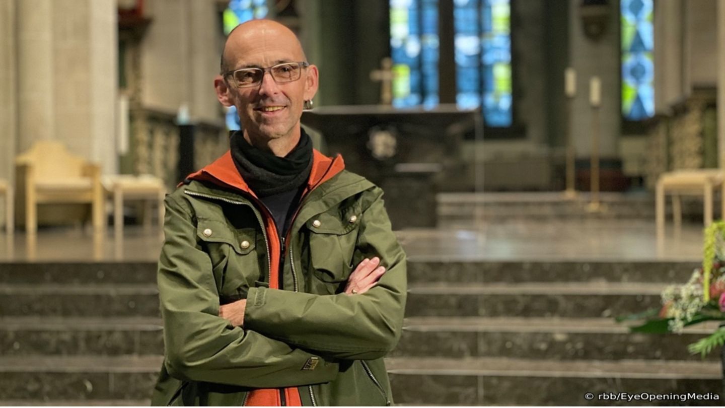 Rainer Teuber ist Leiter für Museumspädagogik und Besucherservice des Essener Domschatzes. Und er ist Mitinitiator der #outinchurch-Initiative. 