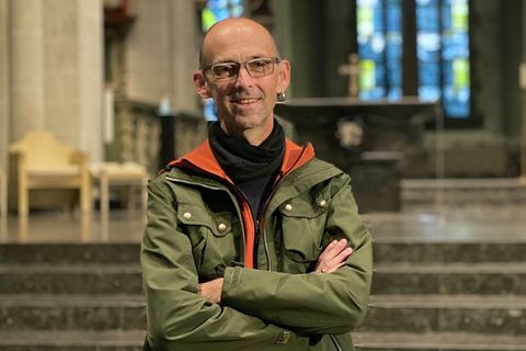 Rainer Teuber ist Leiter für Museumspädagogik und Besucherservice des Essener Domschatzes. Und er ist Mitinitiator der #outinchurch-Initiative. 