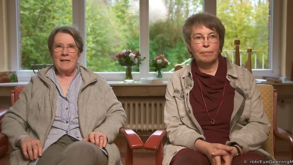 Katholische Kirche outinchurch Zwei Frauen sitzen nebeneinander auf Stühlen