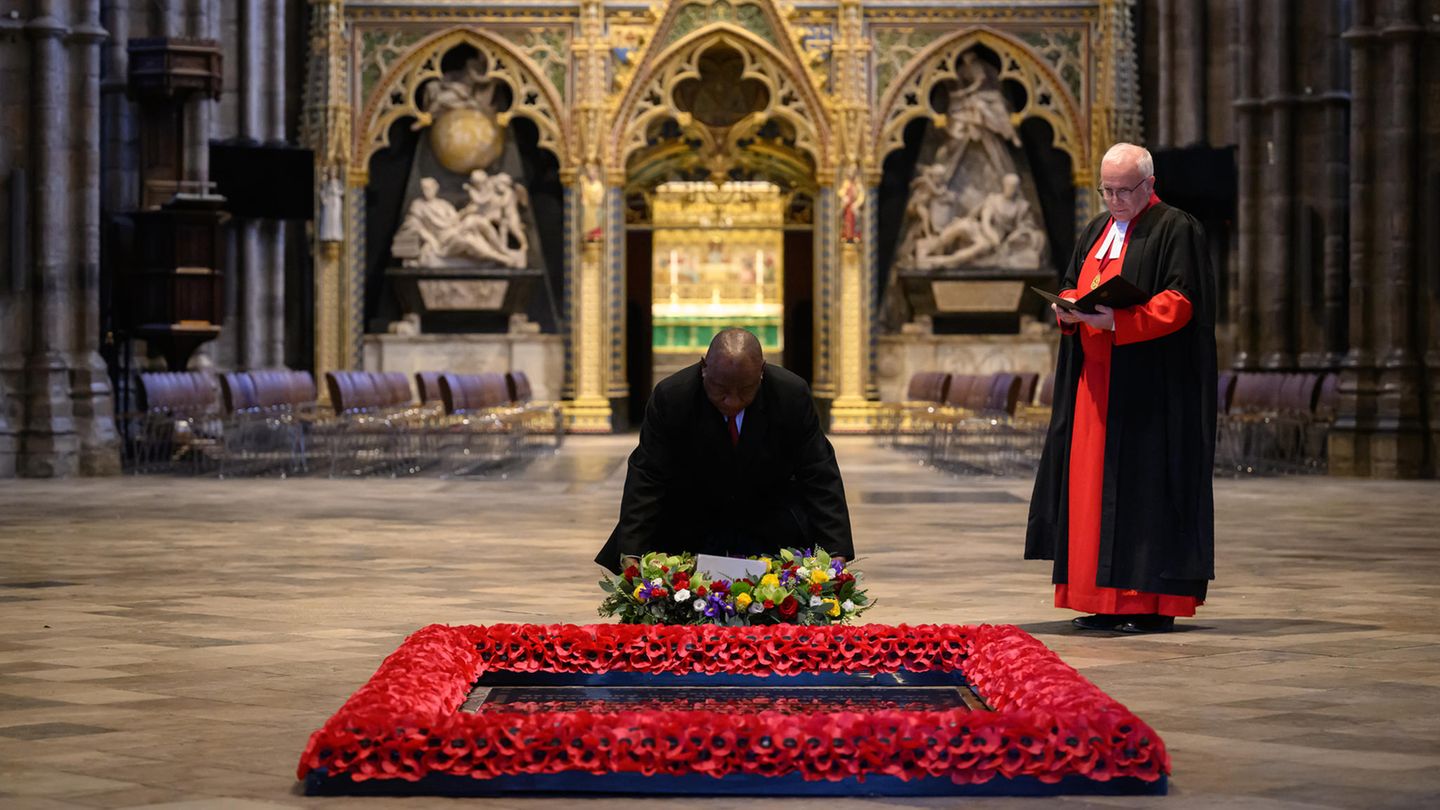 Präsident Cyril Ramaphosa aus Südafrika legte einen Kranz am Grabmal des unbekannten Soldaten nieder, während der Dekan der Westminster Abbey, David Hoyle, zuschaute.