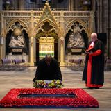 Präsident Cyril Ramaphosa aus Südafrika legte einen Kranz am Grabmal des unbekannten Soldaten nieder, während der Dekan der Westminster Abbey, David Hoyle, zuschaute.