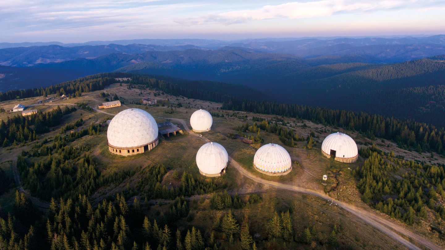 Radarstation auf dem Gipfel des Tomnatyk