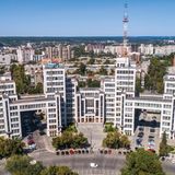 Slowo-Gebäude in C-Form