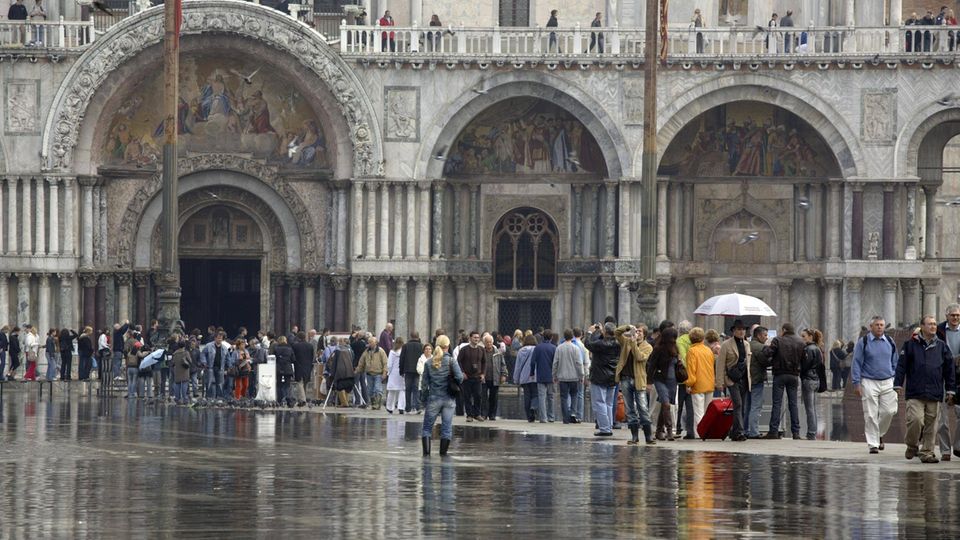 Hochwasser auf dem Markusplatz in Venedig