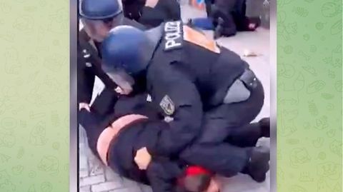 Faktencheck: Polizist schlägt auf Mann ein: Video nicht von Energiepreis-Demo