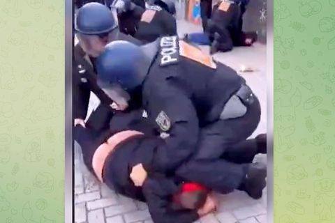 Faktencheck: Polizist schlägt auf Mann ein: Video nicht von Energiepreis-Demo