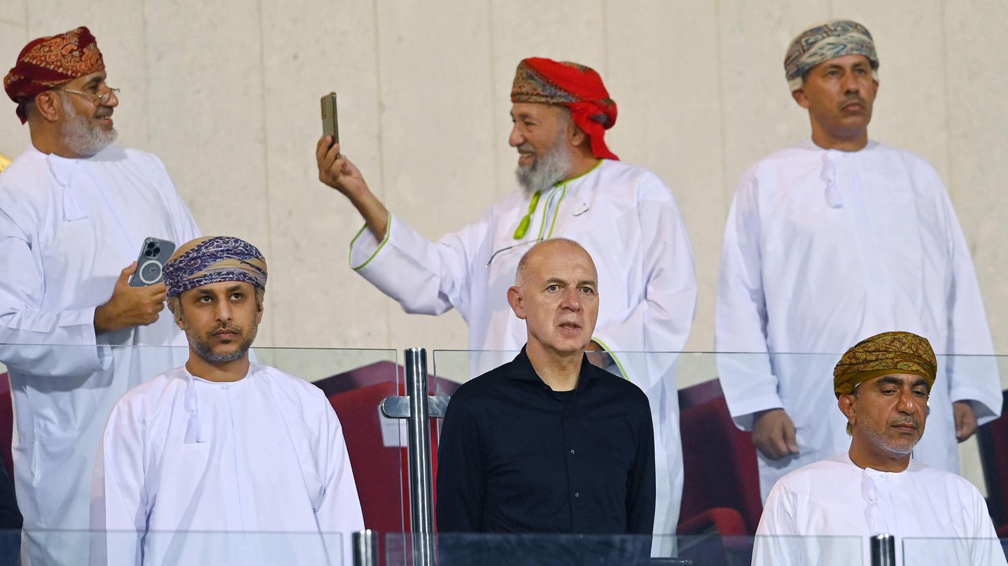 Bernd Neuendorf beim Testspiel der WM 2022 Bernd Neuendorf beim Testspiel der WM 2022