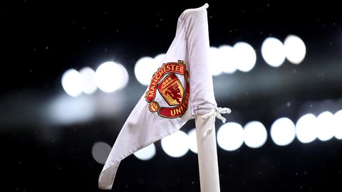 Eine Eckfahne mit dem Logo von Manchester United