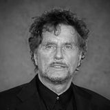 Nach langer schwerer Krankheit verstarb am 13. Juli dieses Jahres der Regisseur Dieter Wedel in einem Hamburger Krankenhaus. Eigentlich hatte das Landgericht München zuvor endlich bekannt geben wollen, ob es zum Prozess gegen den 82-Jährigen kommt. Die Staatsanwaltschaft hatte Wedel schon im März vergangenen Jahres wegen eines Vorwurfs aus dem Jahr 1996 angeklagt. Er soll damals die Schauspielerin Jany Tempel in einem Münchner Luxushotel vergewaltigt haben. Ein Vorwurf, den Wedel bestritten hatte. Die Vorwürfe gegen Wedel waren Anfang 2018 bekannt geworden. Damals beschuldigten drei Schauspielerinnen - darunter Tempel, sie in den 90er Jahren sexuell bedrängt zu haben. Wedel zählte zu den erfolgreichsten deutschen Filmemachern. Mit seinen Mehrteilern begeisterte er ein Millionen-Publikum und schrieb Fernsehgeschichte. Mit seiner Arbeit startete er in den 1990er Jahren durch. Ein Erfolg jagte den nächsten: "Der große Bellheim" (1993), "Der Schattenmann" (1996), "Der König von St. Pauli" (1998) und "Die Affäre Semmeling" (2002). Wenn der Geschichten-Erzähler sein neuestes Werk herausbrachte, sprach man mit einer Mischung aus Ehrfurcht und Neugier vom "neuen Wedel". Das klang wie ein Gütesiegel – und bewahrheitete sich oft.