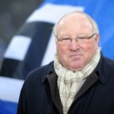 Er war ein Inbegriff an Bodenständigkeit, Bescheidenheit, Ehrlichkeit und Treue. Die Popularität des einstigen Torjägers par excellence gründete sich nicht nur auf dem sportlichen Ruhm mit Hinterkopftoren und Fallrückziehern, sondern auch auf seinen menschlichen Qualitäten. "Das Schönste auf der Welt ist doch, normal zu sein", meinte der Träger des Großen Bundesverdienstkreuzes vor seinem 85. Geburtstag im November 2021. "Ich bin stinknormal, und das gefällt mir." Dazu gehörte auch, dass er 1961 einem Millionen-Angebot von Inter Mailand widerstand. Seeler zog Heimat und Familie vor. Mit Ehefrau Ilka war er mehr als 63 Jahre verheiratet. Aus ihrer Ehe sind drei Töchter hervorgegangen. Ihr Enkel Levin Öztunali ist eine feste Größe in der Fußball-Bundesliga. Seeler war bei vier WM-Turnieren dabei, war Vizeweltmeister 1966 in England und WM-Dritter 1970 in Mexiko. Er war als einer der besten Mittelstürmer seiner Zeit Vereins-Ikone des Hamburger SV, für den er zeit seiner aktiven Karriere spielte. Von 1952 bis 1973 stürmte "Uns Uwe" für den HSV und war 16 Jahre Mitglied der deutschen Nationalelf. Aufgrund seiner Verdienste um den deutschen Fußball war er zum Ehrenspielführer der Nationalmannschaft ernannt worden. Seine Erfolgsbilanz: mehr als 400 Pflichtspieltore für den HSV, 72 Länderspiele mit 43 Treffern zwischen 1954 und 1970, dreimal Fußballer des Jahres, deutscher Meister und Pokalsieger. Am 21. Juli schloss er für immer die Augen.