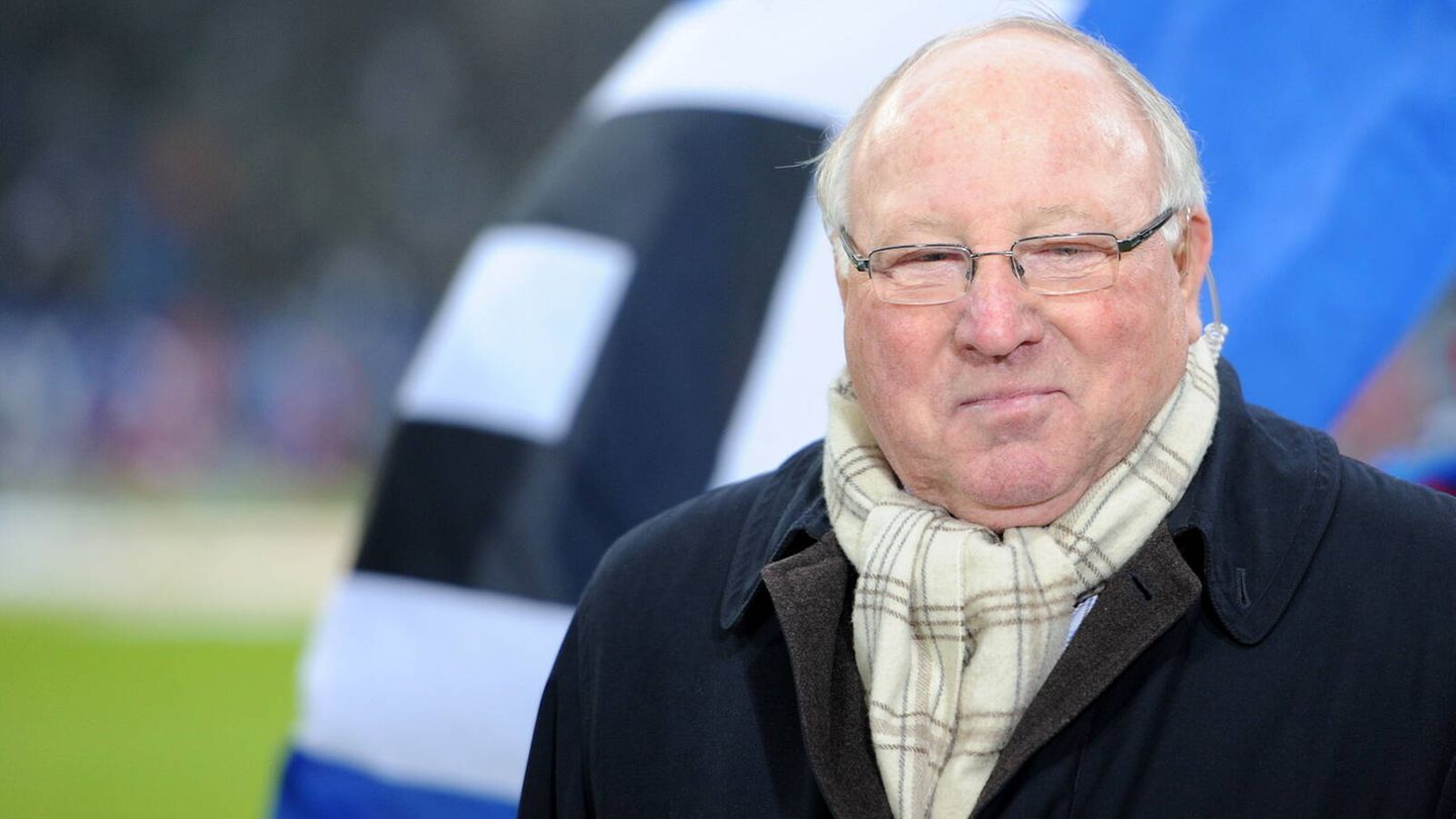 Uwe Seeler Er war ein Inbegriff an Bodenständigkeit, Bescheidenheit, Ehrlichkeit und Treue. Die Popularität des einstigen Torjägers par excellence gründete sich nicht nur auf dem sportlichen Ruhm mit Hinterkopftoren und Fallrückziehern, sondern auch auf seinen menschlichen Qualitäten. "Das Schönste auf der Welt ist doch, normal zu sein", meinte der Träger des Großen Bundesverdienstkreuzes vor seinem 85. Geburtstag im November 2021. "Ich bin stinknormal, und das gefällt mir." Dazu gehörte auch, dass er 1961 einem Millionen-Angebot von Inter Mailand widerstand. Seeler zog Heimat und Familie vor. Mit Ehefrau Ilka war er mehr als 63 Jahre verheiratet. Aus ihrer Ehe sind drei Töchter hervorgegangen. Ihr Enkel Levin Öztunali ist eine feste Größe in der Fußball-Bundesliga. Seeler war bei vier WM-Turnieren dabei, war Vizeweltmeister 1966 in England und WM-Dritter 1970 in Mexiko. Er war als einer der besten Mittelstürmer seiner Zeit Vereins-Ikone des Hamburger SV, für den er zeit seiner aktiven Karriere spielte. Von 1952 bis 1973 stürmte "Uns Uwe" für den HSV und war 16 Jahre Mitglied der deutschen Nationalelf. Aufgrund seiner Verdienste um den deutschen Fußball war er zum Ehrenspielführer der Nationalmannschaft ernannt worden. Seine Erfolgsbilanz: mehr als 400 Pflichtspieltore für den HSV, 72 Länderspiele mit 43 Treffern zwischen 1954 und 1970, dreimal Fußballer des Jahres, deutscher Meister und Pokalsieger. Am 21. Juli schloss er für immer die Augen.