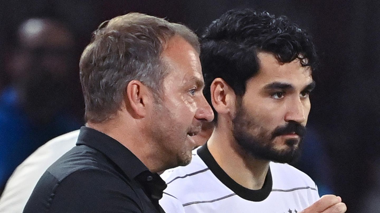 Hansi Flick und Ilkay Gündogan (r.)