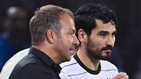 Hansi Flick und Ilkay Gündogan (r.)