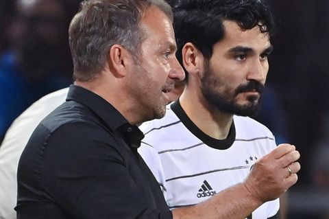Hansi Flick und Ilkay Gündogan (r.)