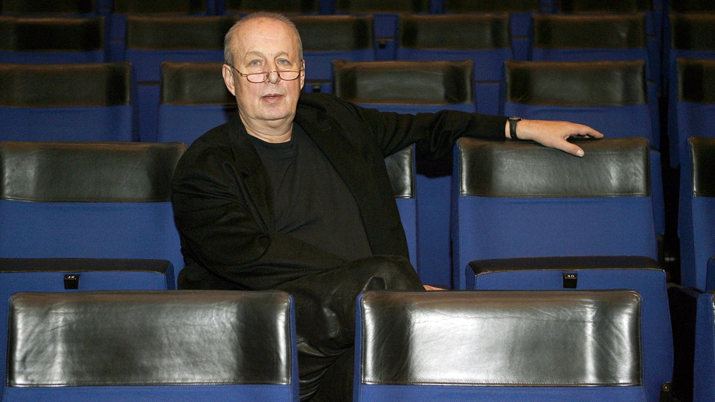 Stefan Soltesz Während einer Vorstellung im Münchner Nationaltheater brach der Dirigent Stefan Soltesz am 22. Juli zusammen und starb. Der Vorfall ereignete sich während er die Komische Oper "Die schweigsame Frau" dirigierte. Der in Ungarn geborene Soltesz studierte Dirigieren, Komposition und Klavier an der Universität für Musik und darstellende Kunst in Wien. Nach Stationen als Dirigent in Wien und Graz und als musikalischer Assistent von Karl Böhm, Christoph von Dohnányi und Herbert von Karajan bei den Salzburger Festspielen war er Dirigent der Staatsoper Hamburg, der Deutschen Oper Berlin sowie Generalmusikdirektor am Staatstheater Braunschweig. Von 1992 bis 1997 war er Chefdirigent der Flämischen Oper in Antwerpen/Gent, von 1997 bis 2013 Generalmusikdirektor der Essener Philharmoniker und Intendant des Aalto-Musiktheaters. Stefan Soltesz wurde 73 Jahre alt.