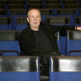 Während einer Vorstellung im Münchner Nationaltheater brach der Dirigent Stefan Soltesz am 22. Juli zusammen und starb. Der Vorfall ereignete sich während er die Komische Oper "Die schweigsame Frau" dirigierte. Der in Ungarn geborene Soltesz studierte Dirigieren, Komposition und Klavier an der Universität für Musik und darstellende Kunst in Wien. Nach Stationen als Dirigent in Wien und Graz und als musikalischer Assistent von Karl Böhm, Christoph von Dohnányi und Herbert von Karajan bei den Salzburger Festspielen war er Dirigent der Staatsoper Hamburg, der Deutschen Oper Berlin sowie Generalmusikdirektor am Staatstheater Braunschweig. Von 1992 bis 1997 war er Chefdirigent der Flämischen Oper in Antwerpen/Gent, von 1997 bis 2013 Generalmusikdirektor der Essener Philharmoniker und Intendant des Aalto-Musiktheaters. Stefan Soltesz wurde 73 Jahre alt. 