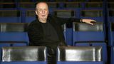Während einer Vorstellung im Münchner Nationaltheater brach der Dirigent Stefan Soltesz am 22. Juli zusammen und starb. Der Vorfall ereignete sich während er die Komische Oper "Die schweigsame Frau" dirigierte. Der in Ungarn geborene Soltesz studierte Dirigieren, Komposition und Klavier an der Universität für Musik und darstellende Kunst in Wien. Nach Stationen als Dirigent in Wien und Graz und als musikalischer Assistent von Karl Böhm, Christoph von Dohnányi und Herbert von Karajan bei den Salzburger Festspielen war er Dirigent der Staatsoper Hamburg, der Deutschen Oper Berlin sowie Generalmusikdirektor am Staatstheater Braunschweig. Von 1992 bis 1997 war er Chefdirigent der Flämischen Oper in Antwerpen/Gent, von 1997 bis 2013 Generalmusikdirektor der Essener Philharmoniker und Intendant des Aalto-Musiktheaters. Stefan Soltesz wurde 73 Jahre alt. 