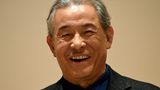 Der japanische Modeschöpfer Issey Miyake erlag am 5. August im Alter von 84 Jahren gestorben einer Leberkrebs-Erkrankung. Seit den 70er Jahren verfolgte er das Konzept, Kleidung aus einem einzigen Stück Stoff herzustellen. Berühmt sind seine Entwürfe mit innovativen Silhouetten und stark plissierten Stoffen. So entstanden Miyakes Aufsehen erregende Kollektionen «Pleats Please» (Plissee bitte) und «A-POC». Der in Hiroshima geborene Miyake studierte in Tokio und Paris, seine erste Kollektion stellte er 1970 in New York vor. 2005 wurde er für sein Lebenswerk mit dem japanischen «Praemium Imperiale» geehrt, der auch als Nobelpreis der Künste gilt. Ein Jahr später wurde er für seine «visionären Bekleidungskonzepte» mit dem Kyoto-Preis ausgezeichnet. Der 1984 von Kazuo Inamori, dem Gründer des japanischen Technologie-Konzerns Kyocera, ins Leben gerufene Kyoto-Preis zählt neben dem Nobelpreis zu den wichtigsten Auszeichnungen auf dem Gebiet der Wissenschaft und Kultur.