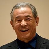 Der japanische Modeschöpfer Issey Miyake erlag am 5. August im Alter von 84 Jahren gestorben einer Leberkrebs-Erkrankung. Seit den 70er Jahren verfolgte er das Konzept, Kleidung aus einem einzigen Stück Stoff herzustellen. Berühmt sind seine Entwürfe mit innovativen Silhouetten und stark plissierten Stoffen. So entstanden Miyakes Aufsehen erregende Kollektionen «Pleats Please» (Plissee bitte) und «A-POC». Der in Hiroshima geborene Miyake studierte in Tokio und Paris, seine erste Kollektion stellte er 1970 in New York vor. 2005 wurde er für sein Lebenswerk mit dem japanischen «Praemium Imperiale» geehrt, der auch als Nobelpreis der Künste gilt. Ein Jahr später wurde er für seine «visionären Bekleidungskonzepte» mit dem Kyoto-Preis ausgezeichnet. Der 1984 von Kazuo Inamori, dem Gründer des japanischen Technologie-Konzerns Kyocera, ins Leben gerufene Kyoto-Preis zählt neben dem Nobelpreis zu den wichtigsten Auszeichnungen auf dem Gebiet der Wissenschaft und Kultur.