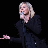 Ihre Tochter aus der Ehe mit dem Tänzer Matt Lattanzi war gerade sechs Jahre alt, als Olivia Newton-John 1992 erstmals an Brustkrebs erkrankte. Sie sagte Tourneen ab und zog von ihrer Wahlheimat Kalifornien zeitweise nach Australien um. Seit Jahrzehnten kämpfte die Sängerin gegen die Krankheit an. Am 8. August verlor sie im Alter von 73 Jahren den Kampf. Olivia Newton-John wurde mit der Musicalverfilmung "Grease" Ende der 70er an der Seite von John Travolta weltberühmt. Schon Jahre, bevor sie in "Grease" mit Pferdeschwanz, Pettycoat und Travolta im Duett Songs wie "You're The One That I Want" trällerte, war Newton-John ein Star. Die im englischen Cambridge geborene Enkelin des deutschen Physik-Nobelpreisträgers Max Born und Tochter eines nach Australien ausgewanderten College-Präsidenten gründete als Schülerin eine Mädchenband. Ein Talentwettbewerb brachte die 15-Jährige nach Großbritannien zurück. 1966 nahm sie dort ihre erste Platte auf. Mit Schmusesongs machte sich die Folk-Blondine vor allem in den USA einen Namen. "Let Me Be There" von 1974 war ihr erster US-Hit. Songs wie "On The Banks Of Ohio", "If You Love Me Let Me Know", "I Honestly Love You" und "Have You Never Been Mellow" machten sie dort zur Schlagerqueen. Nach "Grease" stand sie 1980 gleich wieder vor der Kamera, für das Fantasy-Musical "Xanadu" auf Rollschuhen zu Disco-Klägen mit den Hitsongs "Xanadu", "Magic" und "Suddenly". Ein Jahr später brachte Newton-John ihr erfolgreichstes Album "Physical" heraus.