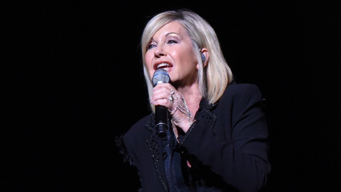Ihre Tochter aus der Ehe mit dem Tänzer Matt Lattanzi war gerade sechs Jahre alt, als Olivia Newton-John 1992 erstmals an Brustkrebs erkrankte. Sie sagte Tourneen ab und zog von ihrer Wahlheimat Kalifornien zeitweise nach Australien um. Seit Jahrzehnten kämpfte die Sängerin gegen die Krankheit an. Am 8. August verlor sie im Alter von 73 Jahren den Kampf. Olivia Newton-John wurde mit der Musicalverfilmung "Grease" Ende der 70er an der Seite von John Travolta weltberühmt. Schon Jahre, bevor sie in "Grease" mit Pferdeschwanz, Pettycoat und Travolta im Duett Songs wie "You're The One That I Want" trällerte, war Newton-John ein Star. Die im englischen Cambridge geborene Enkelin des deutschen Physik-Nobelpreisträgers Max Born und Tochter eines nach Australien ausgewanderten College-Präsidenten gründete als Schülerin eine Mädchenband. Ein Talentwettbewerb brachte die 15-Jährige nach Großbritannien zurück. 1966 nahm sie dort ihre erste Platte auf. Mit Schmusesongs machte sich die Folk-Blondine vor allem in den USA einen Namen. "Let Me Be There" von 1974 war ihr erster US-Hit. Songs wie "On The Banks Of Ohio", "If You Love Me Let Me Know", "I Honestly Love You" und "Have You Never Been Mellow" machten sie dort zur Schlagerqueen. Nach "Grease" stand sie 1980 gleich wieder vor der Kamera, für das Fantasy-Musical "Xanadu" auf Rollschuhen zu Disco-Klägen mit den Hitsongs "Xanadu", "Magic" und "Suddenly". Ein Jahr später brachte Newton-John ihr erfolgreichstes Album "Physical" heraus.