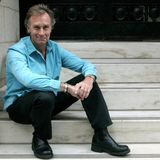 Sein 1995 erschienener Debütroman "Der Pferdeflüsterer" ("The Horse Whisperer") wurde in 40 Sprachen übersetzt und landete in 20 Ländern auf Platz eins der Bestsellerliste. Insgesamt gingen 15 Millionen Exemplare davon über den Ladentisch. Das Buch war zudem Grundlage für den gleichnamigen Film mit US-Schauspieler und Regisseur Robert Redford in der Hauptrolle. Der in der englischen Grafschaft Worcestershire geborene Evans hatte vor seiner Karriere als Schriftsteller als Journalist gearbeitet. Auch mit seinen vier weiteren Romanen hatte er Erfolg. Einen Schicksalsschlag mussten er und seine Frau Charlotte verkraften, als sie 2008 eine schwere Pilzvergiftung erlitten. Beide benötigten daraufhin eine Nierentransplantation. Am 9. August, nur wenige Tage nach seinem 72. Geburtstag, verstarb er. Evans hinterlässt neben seiner Frau auch die vier gemeinsamen Kinder.