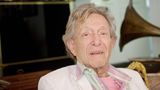 Der frühere Berliner Playboy Rolf Eden verstarb am 11. August dieses Jahres im Alter von 92 Jahren. Mit seinen Clubs beeinflusste er das West-Berliner Nachtleben, er soll mit den Rolling Stones gefeiert und mit Ella Fitzgerald getanzt haben. Wer in den 1980ern auf Klassenfahrt in West-Berlin war, musste ins "Big Eden" am Kurfürstendamm. Die Clubs hat er später verkauft. Geboren wurde Eden 1930 als Sohn einer jüdischen Familie in Berlin. Die Familie floh drei Jahre später vor den Nationalsozialisten nach Palästina. Dass seine Eltern so klug gewesen seien und Deutschland schon 1933 verlassen hätten, sei ein Glück gewesen, sagte Eden mal der Deutschen Presse-Agentur im Interview. Als junger Mann war er dann beim Militär. Später lebte er als Musiker in Paris, zog dann nach West-Berlin. In den 1950ern eröffnete er in der Frontstadt des Kalten Krieges seinen ersten Jazzclub. Filmemacher Peter Dörfler dokumentierte das bewegte Leben Edens in seinem Film "The Big Eden". Der Film lief bei der Berlinale. Rolf Eden sagte darin über sich selbst, er sei beides - Playboy und Geschäftsmann. Im Alter von 82 Jahren hatte er seine Biografie vorgelegt. Ihr Titel lautete "Immer nur Glück gehabt. Wie ich Deutschlands bekanntester Playboy wurde".