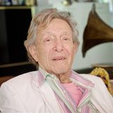 Der frühere Berliner Playboy Rolf Eden verstarb am 11. August dieses Jahres im Alter von 92 Jahren. Mit seinen Clubs beeinflusste er das West-Berliner Nachtleben, er soll mit den Rolling Stones gefeiert und mit Ella Fitzgerald getanzt haben. Wer in den 1980ern auf Klassenfahrt in West-Berlin war, musste ins "Big Eden" am Kurfürstendamm. Die Clubs hat er später verkauft. Geboren wurde Eden 1930 als Sohn einer jüdischen Familie in Berlin. Die Familie floh drei Jahre später vor den Nationalsozialisten nach Palästina. Dass seine Eltern so klug gewesen seien und Deutschland schon 1933 verlassen hätten, sei ein Glück gewesen, sagte Eden mal der Deutschen Presse-Agentur im Interview. Als junger Mann war er dann beim Militär. Später lebte er als Musiker in Paris, zog dann nach West-Berlin. In den 1950ern eröffnete er in der Frontstadt des Kalten Krieges seinen ersten Jazzclub. Filmemacher Peter Dörfler dokumentierte das bewegte Leben Edens in seinem Film "The Big Eden". Der Film lief bei der Berlinale. Rolf Eden sagte darin über sich selbst, er sei beides - Playboy und Geschäftsmann. Im Alter von 82 Jahren hatte er seine Biografie vorgelegt. Ihr Titel lautete "Immer nur Glück gehabt. Wie ich Deutschlands bekanntester Playboy wurde".