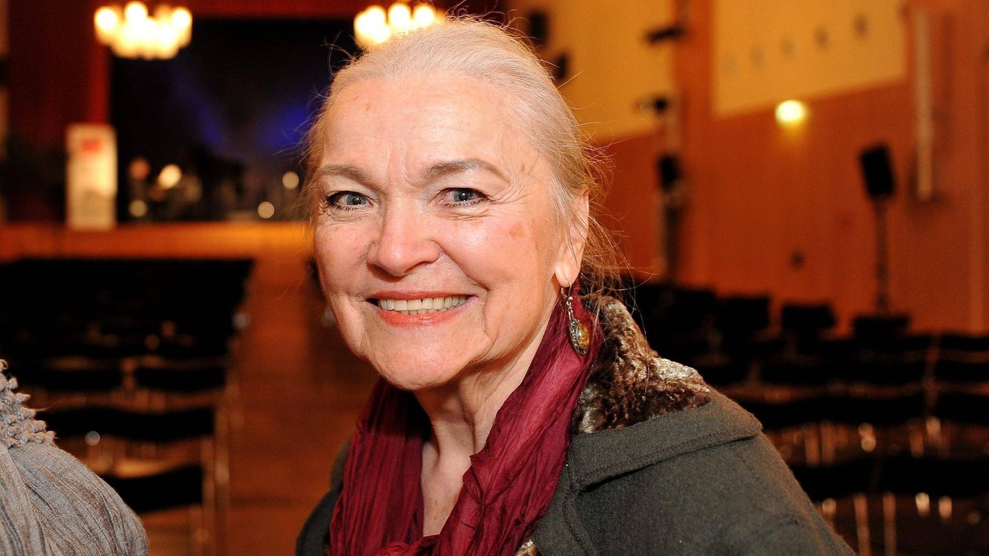 Eva-Maria Hagen galt als "Brigitte Bardot der DDR": Die DEFA-Filmkomödie "Vergesst mir meine Traudel nicht" hatte die Mutter von Punk-Sängerin Nina Hagen und Großmutter von Schauspielerin Cosma-Shiva Hagen populär gemacht, bis 1965 wirkte sie in rund 50 TV- und Kino-Filmen mit. Im selben Jahr lernte sie den regimekritischen Liedermacher Wolf Biermann kennen. 1977 folgte sie dem Ex-Lebensgefährten nach Hamburg, wo sie bis zuletzt lebte.  Geboren wurde Eva-Maria Hagen am 19. Oktober 1934 in Költschen in Hinterpommern im heutigen Polen. Nach der Flucht in den Westen, die sie in ihrem Buch "Eva jenseits vom Paradies" beschrieb, fand die Familie eine neue Heimat im mecklenburgischen Perleberg. Nach einer Lehre zur Maschinenschlosserin begann sie 1952 ein Schauspielstudium in Ost-Berlin, wo sie 1953 unter der Leitung von Bertolt Brecht am Berliner Ensemble debütierte. Binnen kurzem avancierte sie zu einer der erfolgreichsten Schauspielerinnen der DDR, nicht zuletzt wegen ihres Dauererfolgs als Blumenmädchen Eliza im Musical "My Fair Lady". Die Begegnung mit Biermann wurde zu einem Wendepunkt in ihrem Leben. Die Filmdiva wurde wegen Staatsverleumdung angeklagt und gastierte fortan in Provinztheatern. Als sie 1976 gegen Biermanns Ausbürgerung öffentlich protestierte, entließ man sie fristlos und belegte sie mit Berufsverbot. Neben dem Film und dem Theater baute sie sich im Westen eine zweite Karriere als Chansonsängerin auf. Erst nach dem Mauerfall drehte Hagen wieder Filme in Babelsberg in Potsdam, stand als "Medea" oder "Mutter Courage" auf der Bühne oder sang Brecht-Lieder. Im Fernsehen übernahm sie in vielen Serien Gastrollen, spielte zusammen mit Harald Juhnke in "Jugendsünde". Im Kino spielte sie sowohl in Komödien wie "Dinosaurier - gegen uns seht ihr alt aus!" (2009), als auch in Dramen wie "Nimm die dein Leben" (2004) und "Lore" (2012). Zusammen mit Tochter Nina und Enkelin Cosma-Shiva stand sie für den Schneewittchen-Film "Sieben Zwerge - Männer allein im Wald" vor der Kamera. 2014 synchronisierten alle drei Hagen-Frauen gemeinsam den neuen "Biene Maja"-Film. Am 16. August starb sie im Alter von 87 Jahren in Hamburg.