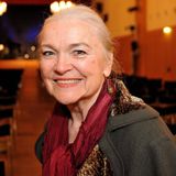 Eva-Maria Hagen galt als "Brigitte Bardot der DDR": Die DEFA-Filmkomödie "Vergesst mir meine Traudel nicht" hatte die Mutter von Punk-Sängerin Nina Hagen und Großmutter von Schauspielerin Cosma-Shiva Hagen populär gemacht, bis 1965 wirkte sie in rund 50 TV- und Kino-Filmen mit. Im selben Jahr lernte sie den regimekritischen Liedermacher Wolf Biermann kennen. 1977 folgte sie dem Ex-Lebensgefährten nach Hamburg, wo sie bis zuletzt lebte.  Geboren wurde Eva-Maria Hagen am 19. Oktober 1934 in Költschen in Hinterpommern im heutigen Polen. Nach der Flucht in den Westen, die sie in ihrem Buch "Eva jenseits vom Paradies" beschrieb, fand die Familie eine neue Heimat im mecklenburgischen Perleberg. Nach einer Lehre zur Maschinenschlosserin begann sie 1952 ein Schauspielstudium in Ost-Berlin, wo sie 1953 unter der Leitung von Bertolt Brecht am Berliner Ensemble debütierte. Binnen kurzem avancierte sie zu einer der erfolgreichsten Schauspielerinnen der DDR, nicht zuletzt wegen ihres Dauererfolgs als Blumenmädchen Eliza im Musical "My Fair Lady". Die Begegnung mit Biermann wurde zu einem Wendepunkt in ihrem Leben. Die Filmdiva wurde wegen Staatsverleumdung angeklagt und gastierte fortan in Provinztheatern. Als sie 1976 gegen Biermanns Ausbürgerung öffentlich protestierte, entließ man sie fristlos und belegte sie mit Berufsverbot. Neben dem Film und dem Theater baute sie sich im Westen eine zweite Karriere als Chansonsängerin auf. Erst nach dem Mauerfall drehte Hagen wieder Filme in Babelsberg in Potsdam, stand als "Medea" oder "Mutter Courage" auf der Bühne oder sang Brecht-Lieder. Im Fernsehen übernahm sie in vielen Serien Gastrollen, spielte zusammen mit Harald Juhnke in "Jugendsünde". Im Kino spielte sie sowohl in Komödien wie "Dinosaurier - gegen uns seht ihr alt aus!" (2009), als auch in Dramen wie "Nimm die dein Leben" (2004) und "Lore" (2012). Zusammen mit Tochter Nina und Enkelin Cosma-Shiva stand sie für den Schneewittchen-Film "Sieben Zwerge - Männer allein im Wald" vor der Kamera. 2014 synchronisierten alle drei Hagen-Frauen gemeinsam den neuen "Biene Maja"-Film. Am 16. August starb sie im Alter von 87 Jahren in Hamburg.