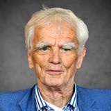 Sein Markenzeichen waren ein roter Schal, leuchtend weiße Haare und sein Fahrrad: Am 29. August verstarb der Grünen-Politiker Hans-Christian Ströbele im Alter von 83 Jahren. Der Sohn eines Chemikers aus Halle an der Saale war eine Symbolfigur vor allem des linken Flügels der Grünen und scheute Auseinandersetzungen auch mit den eigenen Parteifreunden nie – etwa mit dem früheren Außenminister und Vizekanzler Joschka Fischer. So war Ströbele gegen die deutsche Beteiligung am Kosovo-Krieg, den Afghanistan-Einsatz der Bundeswehr und die Hartz-IV-Reformen. Im Parlament stimmte er immer wieder gegen die Linie seiner Fraktion. 2002 wurde er als erster Grüner per Direktmandat im Berliner Wahlkreis Friedrichshain-Kreuzberg in den Bundestag gewählt und ging damit in die Parteigeschichte ein. Ströbele hatte die Grünen mitgegründet und saß 21 Jahre lang im Bundestag. Erst 2017, mit 78 Jahren, war er aus der aktiven Politik ausgestiegen, betrieb seine Anwaltskanzlei in Berlin aber zunächst weiter. Vor seiner Zeit bei den Grünen war er aktiv in der damaligen Außerparlamentarischen Opposition (APO). Gemeinsam mit dem späteren Bundesinnenminister Otto Schily und dem späteren Rechtsextremisten Horst Mahler verteidigte er als Anwalt erst Aktivisten der Studentenbewegung, dann auch Terroristen der Roten Armee Fraktion (RAF). In den letzten Jahren im Bundestag hatte Ströbele sich unter anderem intensiv dem Thema Geheimdienste gewidmet und mit einem Besuch bei US-Whistleblower Edward Snowden in Moskau Schlagzeilen gemacht.