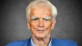 Sein Markenzeichen waren ein roter Schal, leuchtend weiße Haare und sein Fahrrad: Am 29. August verstarb der Grünen-Politiker Hans-Christian Ströbele im Alter von 83 Jahren. Der Sohn eines Chemikers aus Halle an der Saale war eine Symbolfigur vor allem des linken Flügels der Grünen und scheute Auseinandersetzungen auch mit den eigenen Parteifreunden nie – etwa mit dem früheren Außenminister und Vizekanzler Joschka Fischer. So war Ströbele gegen die deutsche Beteiligung am Kosovo-Krieg, den Afghanistan-Einsatz der Bundeswehr und die Hartz-IV-Reformen. Im Parlament stimmte er immer wieder gegen die Linie seiner Fraktion. 2002 wurde er als erster Grüner per Direktmandat im Berliner Wahlkreis Friedrichshain-Kreuzberg in den Bundestag gewählt und ging damit in die Parteigeschichte ein. Ströbele hatte die Grünen mitgegründet und saß 21 Jahre lang im Bundestag. Erst 2017, mit 78 Jahren, war er aus der aktiven Politik ausgestiegen, betrieb seine Anwaltskanzlei in Berlin aber zunächst weiter. Vor seiner Zeit bei den Grünen war er aktiv in der damaligen Außerparlamentarischen Opposition (APO). Gemeinsam mit dem späteren Bundesinnenminister Otto Schily und dem späteren Rechtsextremisten Horst Mahler verteidigte er als Anwalt erst Aktivisten der Studentenbewegung, dann auch Terroristen der Roten Armee Fraktion (RAF). In den letzten Jahren im Bundestag hatte Ströbele sich unter anderem intensiv dem Thema Geheimdienste gewidmet und mit einem Besuch bei US-Whistleblower Edward Snowden in Moskau Schlagzeilen gemacht.