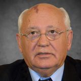 Der russische Friedensnobelpreisträger und ehemalige sowjetische Staatschef starb am 30. August im Alter von 91 Jahren in Moskau. Der weltweit geschätzte Politiker galt als einer der Väter der Deutschen Einheit und als Wegbereiter für das Ende des Kalten Krieges. Besonders die Ostdeutschen verehren «Gorbi», wie sie ihn nennen, bis heute als Staatsmann, der ihnen vor mehr als drei Jahrzehnten die Freiheit brachte. In den 1980er Jahren hatte die Sowjetunion unter Gorbatschows Führung mit den USA wegweisende Verträge zur atomaren Abrüstung und Rüstungskontrolle geschlossen. In seiner Heimat hatte Gorbatschow als Generalsekretär der Kommunistischen Partei mit seiner Politik von Glasnost (Offenheit) und Perestroika (Umgestaltung) einen beispiellosen Reformprozess eingeleitet. Das brachte den Menschen in dem totalitären System bis dahin nie da gewesene Freiheiten. 1990 erhielt Gorbatschow für seine mutigen Reformen den Friedensnobelpreis. Der politische Prozess führte zu massiven Umbrüchen in allen Republiken des Sowjetstaates und letztlich zu einem Zusammenbruch des kommunistischen Imperiums. Ein Großteil der russischen Bevölkerung sah den früheren Partei- und Staatschef stets als Totengräber der Sowjetunion – und als einen Politiker ohne Machtinstinkt. Gorbatschow trat als Präsident der Sowjetunion 1991 zurück, bevor sich der Staat wenig später selbst auflöste. Der neue starke Mann in Moskau wurde damals der russische Präsident Boris Jelzin (1931-2007). Bis zu seinem Tod hatte Gorbatschow sich um seine eigene politische Stiftung in Moskau verdient gemacht. Die Organisation setzt sich für demokratische Werte und eine Annäherung Russlands an den Westen ein. Gorbatschow schrieb zahlreiche Bücher. Zu den Feiern zum 30. Jahrestag des Mauerfalls im Herbst 2019 war er aus Gesundheitsgründen nicht gereist. Er musste in den vergangenen Jahren immer wieder im Krankenhaus behandelt werden.