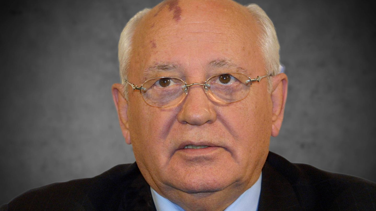 Michail Gorbatschow Der russische Friedensnobelpreisträger und ehemalige sowjetische Staatschef starb am 30. August im Alter von 91 Jahren in Moskau. Der weltweit geschätzte Politiker galt als einer der Väter der Deutschen Einheit und als Wegbereiter für das Ende des Kalten Krieges. Besonders die Ostdeutschen verehren «Gorbi», wie sie ihn nennen, bis heute als Staatsmann, der ihnen vor mehr als drei Jahrzehnten die Freiheit brachte. In den 1980er Jahren hatte die Sowjetunion unter Gorbatschows Führung mit den USA wegweisende Verträge zur atomaren Abrüstung und Rüstungskontrolle geschlossen. In seiner Heimat hatte Gorbatschow als Generalsekretär der Kommunistischen Partei mit seiner Politik von Glasnost (Offenheit) und Perestroika (Umgestaltung) einen beispiellosen Reformprozess eingeleitet. Das brachte den Menschen in dem totalitären System bis dahin nie da gewesene Freiheiten. 1990 erhielt Gorbatschow für seine mutigen Reformen den Friedensnobelpreis. Der politische Prozess führte zu massiven Umbrüchen in allen Republiken des Sowjetstaates und letztlich zu einem Zusammenbruch des kommunistischen Imperiums. Ein Großteil der russischen Bevölkerung sah den früheren Partei- und Staatschef stets als Totengräber der Sowjetunion – und als einen Politiker ohne Machtinstinkt. Gorbatschow trat als Präsident der Sowjetunion 1991 zurück, bevor sich der Staat wenig später selbst auflöste. Der neue starke Mann in Moskau wurde damals der russische Präsident Boris Jelzin (1931-2007). Bis zu seinem Tod hatte Gorbatschow sich um seine eigene politische Stiftung in Moskau verdient gemacht. Die Organisation setzt sich für demokratische Werte und eine Annäherung Russlands an den Westen ein. Gorbatschow schrieb zahlreiche Bücher. Zu den Feiern zum 30. Jahrestag des Mauerfalls im Herbst 2019 war er aus Gesundheitsgründen nicht gereist. Er musste in den vergangenen Jahren immer wieder im Krankenhaus behandelt werden.