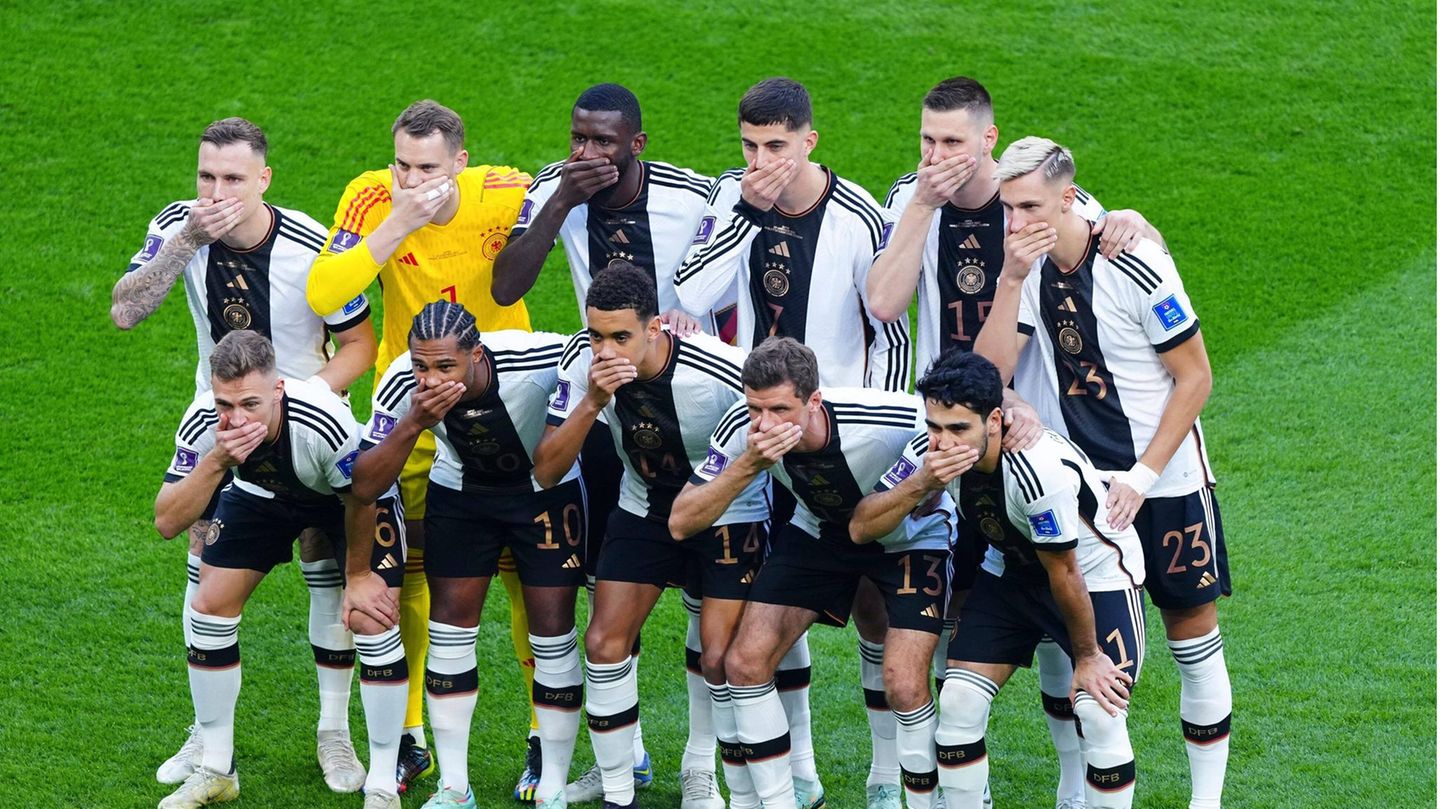 Stiller Protest: Mannschaftsfoto vor dem Spiel gegen Japan