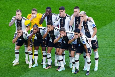 Stiller Protest: Mannschaftsfoto vor dem Spiel gegen Japan