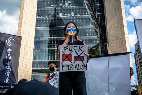 Vertreterin von Menschenrechts NGO demonstriert in Taiwan