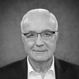 Der Fernsehjournalist und frühere WDR-Intendant Fritz Pleitgen galt als Symbolfigur des öffentlich-rechtlichen Rundfunks und Garant für glaubwürdigen Journalismus im Fernsehen. Er war lange Zeit ARD-Korrespondent, unter anderem in Moskau und Washington. Anschließend war er bei seinem Heimatsender, dem Westdeutschen Rundfunk (WDR), Chefredakteur, Hörfunkdirektor und dann von 1995 bis 2007 zwölf Jahre lange Intendant. In dieser Zeit setzte er sich unter anderem für den Aufbau der Regionalstudios. Sein letztes Großprojekt war die Kulturhauptstadt Ruhr.2010. Hier war er von 2007 bis 2011 Vorsitzender der Geschäftsführung und als solcher «das Gesicht des Reviers» im Kulturhauptstadtjahr. Es ging ihm darum, überholte Vorstellungen vom einstigen «Kohlenpott» abzubauen und neue Bilder vom Ruhrgebiet um die Welt zu schicken. Als im Kulturhauptstadt-Jahr 21 Menschen bei der Loveparade-Katastrophe starben, fuhr Pleitgen als einer von wenigen sofort an die Unglücksstelle und räumte öffentlich eine moralische Mitverantwortung ein. Am 15. September starb er im Alter von 84 Jahren an Bauchspeicheldrüsenkrebs.