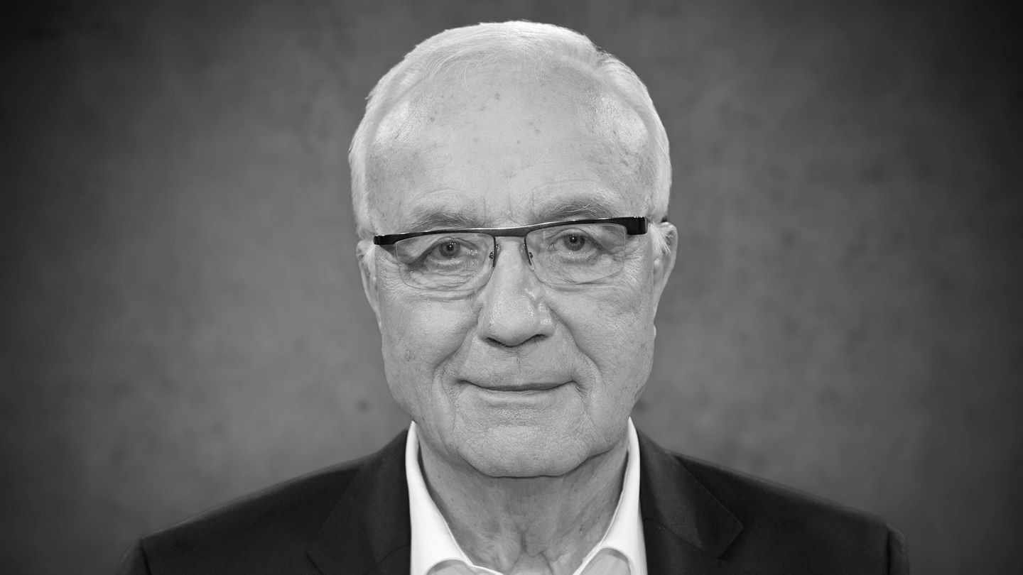 Fritz Pleitgen Der Fernsehjournalist und frühere WDR-Intendant Fritz Pleitgen galt als Symbolfigur des öffentlich-rechtlichen Rundfunks und Garant für glaubwürdigen Journalismus im Fernsehen. Er war lange Zeit ARD-Korrespondent, unter anderem in Moskau und Washington. Anschließend war er bei seinem Heimatsender, dem Westdeutschen Rundfunk (WDR), Chefredakteur, Hörfunkdirektor und dann von 1995 bis 2007 zwölf Jahre lange Intendant. In dieser Zeit setzte er sich unter anderem für den Aufbau der Regionalstudios. Sein letztes Großprojekt war die Kulturhauptstadt Ruhr.2010. Hier war er von 2007 bis 2011 Vorsitzender der Geschäftsführung und als solcher «das Gesicht des Reviers» im Kulturhauptstadtjahr. Es ging ihm darum, überholte Vorstellungen vom einstigen «Kohlenpott» abzubauen und neue Bilder vom Ruhrgebiet um die Welt zu schicken. Als im Kulturhauptstadt-Jahr 21 Menschen bei der Loveparade-Katastrophe starben, fuhr Pleitgen als einer von wenigen sofort an die Unglücksstelle und räumte öffentlich eine moralische Mitverantwortung ein. Am 15. September starb er im Alter von 84 Jahren an Bauchspeicheldrüsenkrebs.