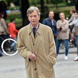 Am 26. September starb Ferfried Prinz von Hohenzollern, bekannt auch als Prinz Foffi, in München an Herzversagen gestorben. Während die Familie sonst schwäbisch-zurückhaltend ist, suchte Prinz Foffi jahrelang die mediale Öffentlichkeit. Höhepunkt war seine Liaison mit Tatjana Gsell vor einigen Jahren. Sie nannten sich "Grunzelchen" und "Schnitzelmeierin" und wollten sogar die englische Queen zur Hochzeit einladen. Aus der vierten Ehe wurde aber am Ende nichts. Das Haus Hohenzollern besteht aus einer königlich-preußischen Linie und einer fürstlich-schwäbischen Linie. Die Burg Hohenzollern gehört zu zwei Dritteln Georg Friedrich Prinz von Preußen. Er ist Ururenkel des letzten Königs von Preußen und Deutschen Kaisers Wilhelm II. (1859-1941). Ein Drittel ist im Besitz von Karl Friedrich Fürst von Hohenzollern. Er steuert von Sigmaringen aus den Familienbesitz der schwäbischen Hohenzollern. Ferfried Prinz von Hohenzollern wurde 79 Jahre alt.