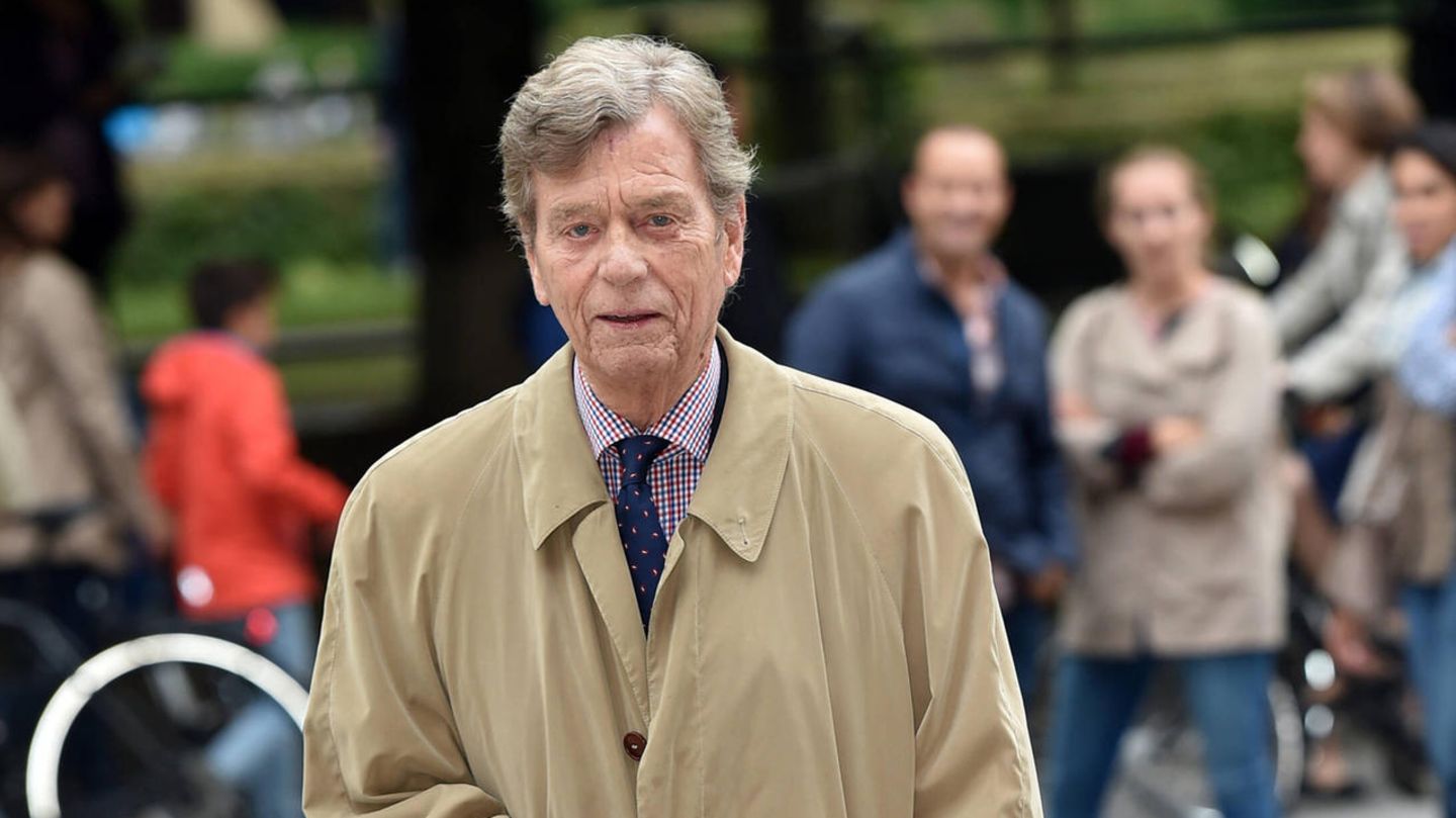 Am 26. September starb Ferfried Prinz von Hohenzollern, bekannt auch als Prinz Foffi, in München an Herzversagen gestorben. Während die Familie sonst schwäbisch-zurückhaltend ist, suchte Prinz Foffi jahrelang die mediale Öffentlichkeit. Höhepunkt war seine Liaison mit Tatjana Gsell vor einigen Jahren. Sie nannten sich "Grunzelchen" und "Schnitzelmeierin" und wollten sogar die englische Queen zur Hochzeit einladen. Aus der vierten Ehe wurde aber am Ende nichts. Das Haus Hohenzollern besteht aus einer königlich-preußischen Linie und einer fürstlich-schwäbischen Linie. Die Burg Hohenzollern gehört zu zwei Dritteln Georg Friedrich Prinz von Preußen. Er ist Ururenkel des letzten Königs von Preußen und Deutschen Kaisers Wilhelm II. (1859-1941). Ein Drittel ist im Besitz von Karl Friedrich Fürst von Hohenzollern. Er steuert von Sigmaringen aus den Familienbesitz der schwäbischen Hohenzollern. Ferfried Prinz von Hohenzollern wurde 79 Jahre alt.