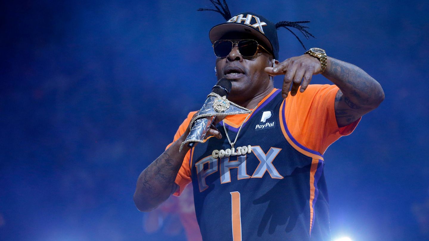 Coolio Der aus dem Bundesstaat Pennsylvania stammende Künstler startete seine Karriere im kalifornischen Compton, einem Stadtteil von Los Angeles, der eine Reihe großer Westcoast-Rapper wie Dr. Dre oder Ice Cube hervorbrachte. Nach einer turbulenten Jugend und Drogenexzessen suchte er als Freiwilliger bei der Feuerwehr Halt. Bis Mitte der 1980er habe er Kokain genommen, sagte er der "Los Angeles Times»: "Ich war nicht auf der Suche nach einer Karriere, ich suchte einen Weg, clean zu werden, einen Weg, um der Drogenszene zu entkommen.» Die Disziplin und das harte Training bei der Feuerwehr hätten ihn damals gerettet. Der Musiker, mit bürgerlichem Namen Artis Leon Ivey Jr., landete 1995 mit "Gangsta's Paradise» einen Nummer-eins-Hit. Der Song, der auf Stevie Wonders "Pastime Paradise» basiert und auch auf dem Soundtrack des Films "Dangerous Minds» mit Michelle Pfeiffer vertreten ist, brachte ihm einen Grammy ein. Wegen illegalen Drogen- und Waffenbesitzes geriet der Rapper wiederholt mit dem Gesetz in Konflikt. Auch in Deutschland stand er 1998 vor Gericht. Damals wurde er wegen Beihilfe zu Raub und Körperverletzung zu sechs Monaten auf Bewährung und zu einer Geldstrafe verurteilt. Am 28. September brach er im Haus eines Bekannten tot zusammen. Die Todesursache ist unklar.