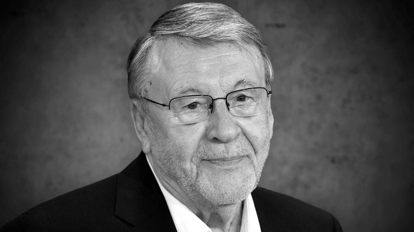 Der mit Fassbinder-Filmen und als "Tatort"-Kommissar berühmt gewordene Schauspieler Günter Lamprecht starb am 4. Oktober im Alter von 92 Jahren in Bad Godesberg in Bonn. Für seine Paraderolle des Franz Biberkopf in Rainer Werner Fassbinders Mehrteiler "Berlin Alexanderplatz" wurde Lamprecht von Kritik und Publikum gefeiert. Popularität erlangte er in den 90er Jahren durch die Rolle des Berliner "Tatort"-Kommissars Franz Markowitz. Lamprecht hinterlässt seine Frau und eine Tochter.Lamprecht wurde am 21. Januar 1930 in Berlin geboren. Kurz vor Kriegsende wurde er noch als Hitlerjunge eingezogen und in den letzten Kriegstagen verwundet. Ab 1953 nahm er privaten Schauspielunterricht in Berlin. Er debütierte am Schiller-Theater, es folgte ein festes Engagement am Schauspielhaus Bochum, wohin er nach Stationen auf allen bedeutenden Bühnen Deutschlands 1974 zurückkehrte und unter Peter Zadek spielte. Hier traf er auch das erste Mal auf Rainer Werner Fassbinder. Insgesamt spielte Lamprecht circa 75 Haupt- und Titelrollen am Theater. Seine erste Film-Hauptrolle spielte Lamprecht 1976 in "Das Brot des Bäckers" und gewann damit den Lubitsch-Preis. Es folgten weit mehr als 150 Film- und Fernsehrollen, begleitet von zahlreichen Ehrungen.