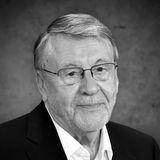 Der mit Fassbinder-Filmen und als "Tatort"-Kommissar berühmt gewordene Schauspieler Günter Lamprecht starb am 4. Oktober im Alter von 92 Jahren in Bad Godesberg in Bonn. Für seine Paraderolle des Franz Biberkopf in Rainer Werner Fassbinders Mehrteiler "Berlin Alexanderplatz" wurde Lamprecht von Kritik und Publikum gefeiert. Popularität erlangte er in den 90er Jahren durch die Rolle des Berliner "Tatort"-Kommissars Franz Markowitz. Lamprecht hinterlässt seine Frau und eine Tochter.Lamprecht wurde am 21. Januar 1930 in Berlin geboren. Kurz vor Kriegsende wurde er noch als Hitlerjunge eingezogen und in den letzten Kriegstagen verwundet. Ab 1953 nahm er privaten Schauspielunterricht in Berlin. Er debütierte am Schiller-Theater, es folgte ein festes Engagement am Schauspielhaus Bochum, wohin er nach Stationen auf allen bedeutenden Bühnen Deutschlands 1974 zurückkehrte und unter Peter Zadek spielte. Hier traf er auch das erste Mal auf Rainer Werner Fassbinder. Insgesamt spielte Lamprecht circa 75 Haupt- und Titelrollen am Theater. Seine erste Film-Hauptrolle spielte Lamprecht 1976 in "Das Brot des Bäckers" und gewann damit den Lubitsch-Preis. Es folgten weit mehr als 150 Film- und Fernsehrollen, begleitet von zahlreichen Ehrungen.