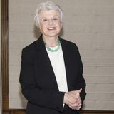 Geboren am 16. Oktober 1925 in London war Angela Lansbury schon früh von Hollywood fasziniert und nahm als Teenager Gesangs- und Schauspielunterricht. Ihre Familie zog während des Zweiten Weltkriegs in die USA. Bereits mit ihrem ersten Film "Das Haus der Lady Alquist" schaffte die 20-Jährige den Durchbruch. Angela Lansbury wurde für ihre Darstellung als intrigantes Dienstmädchen für den Oscar als beste Nebendarstellerin nominiert, gefolgt von einer zweiten Nominierung für "Das Bildnis des Dorian Gray". Kurz nach dem Krieg heiratete sie den Briten Peter Shaw in zweiter Ehe und führte mit ihm 54 Jahre lang die perfekte Beziehung bis zu seinem Tod im Jahr 2003. Er war einer der Top-Agenten in Hollywood und managte ihre Karriere. Dutzende von Hollywoodfilmen wie der preisgekrönte "Botschafter der Angst" und "Tod auf dem Nil" folgten sowie Broadwayproduktionen wie "Mame", "Sweeney Todd" und "Gypsy".Sie war ein preisgekrönter Musicalstar mit einem Ehren-Oscar, drei Oscar-Nominierungen, sechs Golden Globes, fünf Tony Awards. Doch "Mord ist ihr Hobby" brachte sie als Hobby-Detektivin Jessica Fletcher in die Wohnzimmer der Welt – es war eine der populärsten und am längsten laufenden Detektivserien aller Zeiten. Trotz künstlicher Knie- und Hüftgelenke stand Angela Lansbury noch im hohen Alter auf der Bühne und vor der Kamera und erhielt als 89-jährige einen Olivier Award für die beste weibliche Nebenrolle. Am 11. Oktober verstarb sie nur fünf Tage vor ihrem 97. Geburtstag.