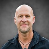 Am 21. Oktober war das Privatflugzeug von McFit-Gründer Rainer Schaller aus bislang ungeklärter Ursache in Costa Rica abgestürzt. Neben dem 53-Jährigen waren auch seine Partnerin, die beiden Kinder, ein weiterer Deutscher und der Schweizer Pilot an Bord. Die Maschine kam aus Mexiko und war nahe der Karibikküste von Costa Rica ins Meer gestürzt. Elf Tage nach dem Absturz stellten die Behörden die Suchaktion endgültig ein. Nur die Leichen von Schaller und seinem Sohn konnten gefunden werden. Schaller stammt aus dem fränkischen Schlüsselfeld (Landkreis Bamberg), hier hat auch seine RSG Group ihren offiziellen Sitz. Er wurde 1969 in Bamberg geboren und gründete 1997 sein erstes Fitnessstudio in Würzburg. Er setzte auf das Discountprinzip im Fitnessbereich und schaffte mit McFit eine riesige Studiokette. Zur RSG Group gehören auch andere Fitnessmarken wie John Reed, Gold's Gym und Cyberobics. Aber auch in anderen Bereichen war Schaller aktiv: Zu dem Konzern gehören beispielsweise auch Modelagenturen und das Künstlermanagement Tigerpool. Schaller war auch als Rechteinhaber im Zusammenhang mit der Loveparade-Katastrophe 2010 in Duisburg mit 21 Toten und mehr als 650 Verletzten in die Schlagzeilen geraten. Als damaliger Chef der Veranstalter-Gesellschaft wurde aber nie gegen ihn ermittelt. In dem späteren Strafprozess gegen Mitarbeiter der Stadt Duisburg und seiner Firma Lopavent trat er als Zeuge auf. 2020 wurde das Verfahren ohne Urteil eingestellt - wegen vermutlich zu geringer Schuld. Vor Gericht sprach Schaller in dem Prozess im Frühjahr 2018 den Angehörigen der Opfer sein Beileid aus.