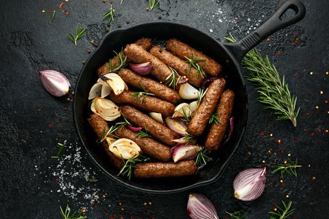 Vegetarische Wurst in Bratpfanne