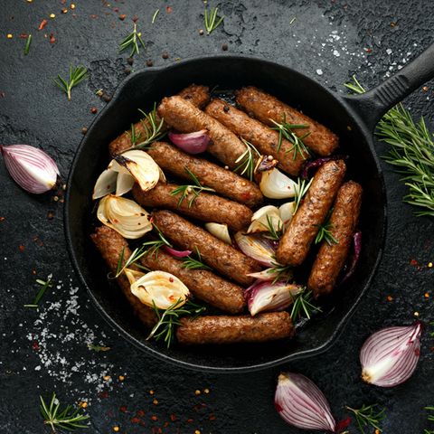 Vegetarische Wurst in Bratpfanne  Vegetarische Wurst in Bratpfanne